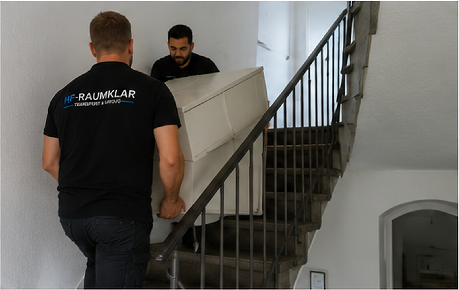 HF Raumklar Team trägt Möbel durchs Treppenhaus